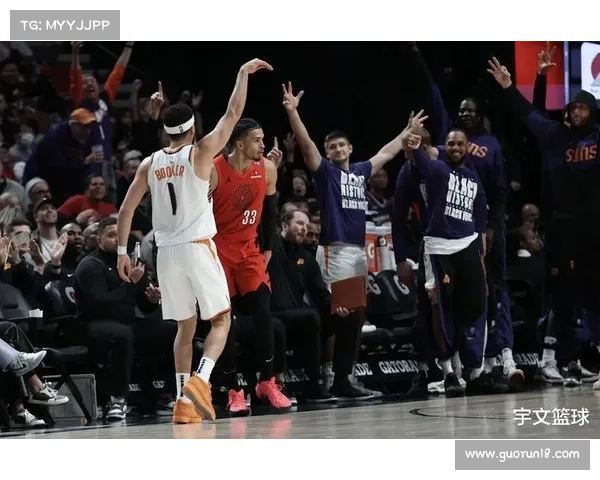 布克如何在比赛中调整应对对手战术提升个人表现与球队配合