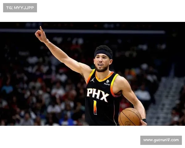 德文·布克场上精彩表现频频引发媒体热议成为焦点